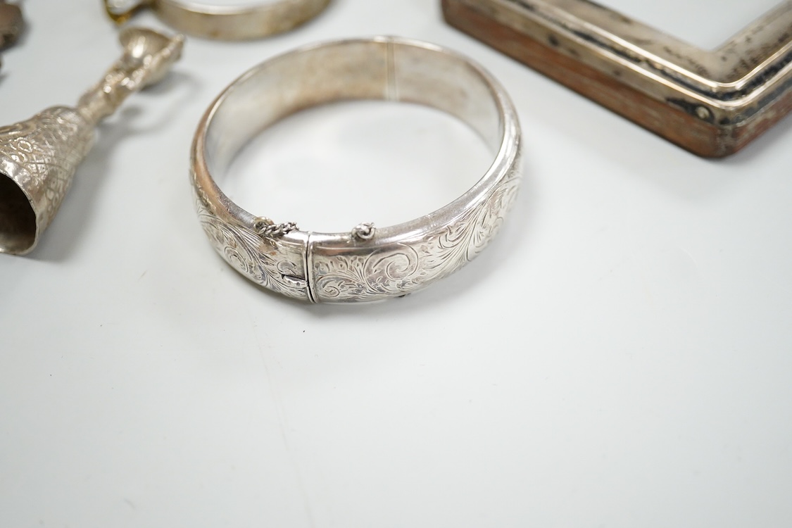 A small group of silver items including a William IV vinaigrette, William Simpson, Birmingham, 1835, 30mm, a later stamp case, two mounted photograph frames, two hinged bangles, together with a group of sterling or white